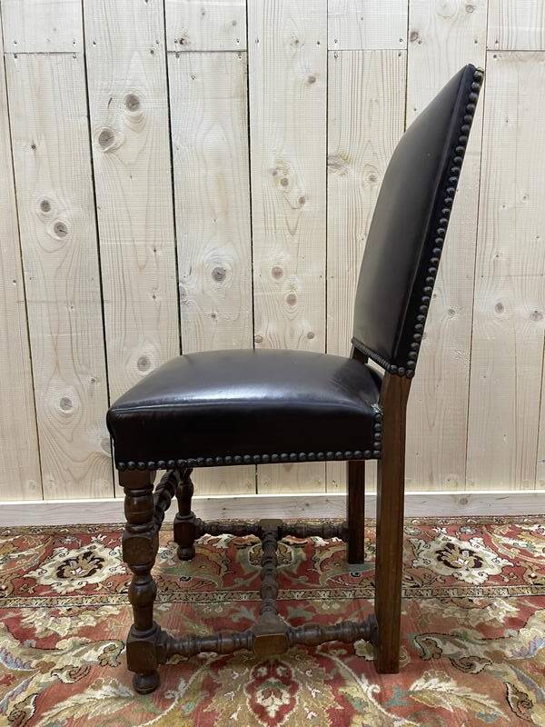 Suite de 4 chaises de style Louis XIII en cuir
