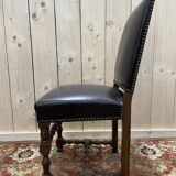 Suite de 4 chaises de style Louis XIII en cuir