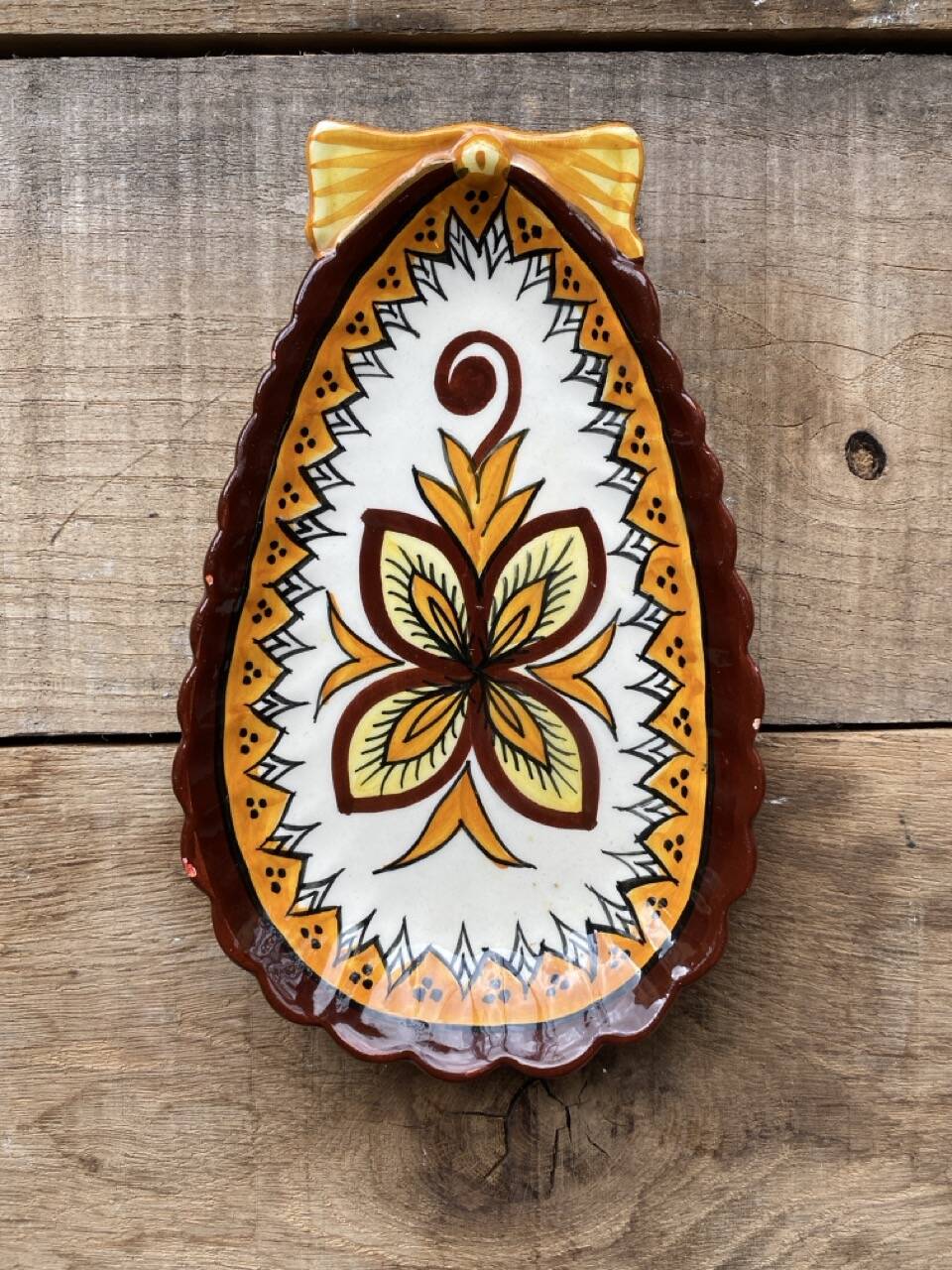 Small wall plate in Henriot Quimper earthenware, floral decoration.