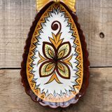 Small wall plate in Henriot Quimper earthenware, floral decoration.