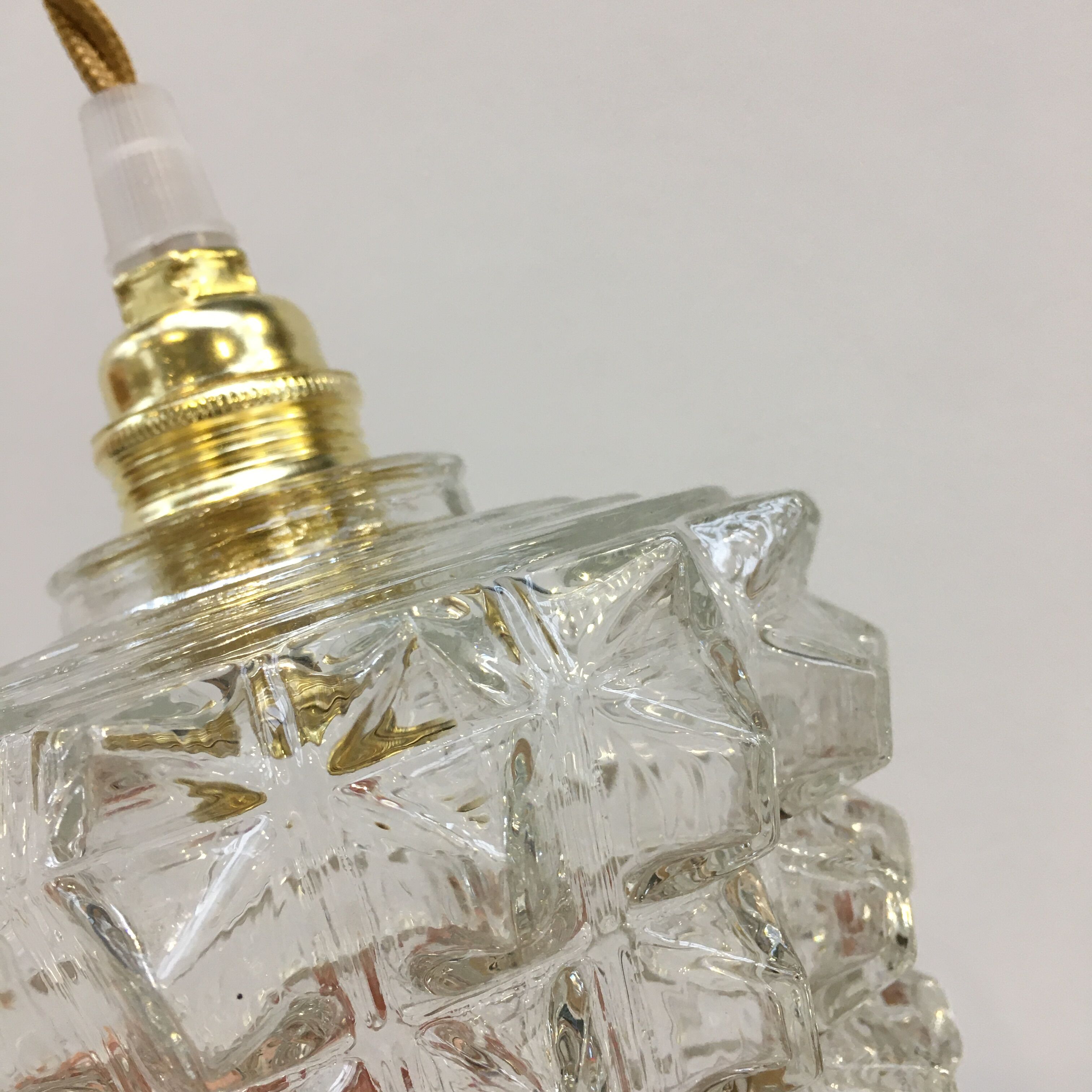 Vintage suspension in transparent diamond tip glass