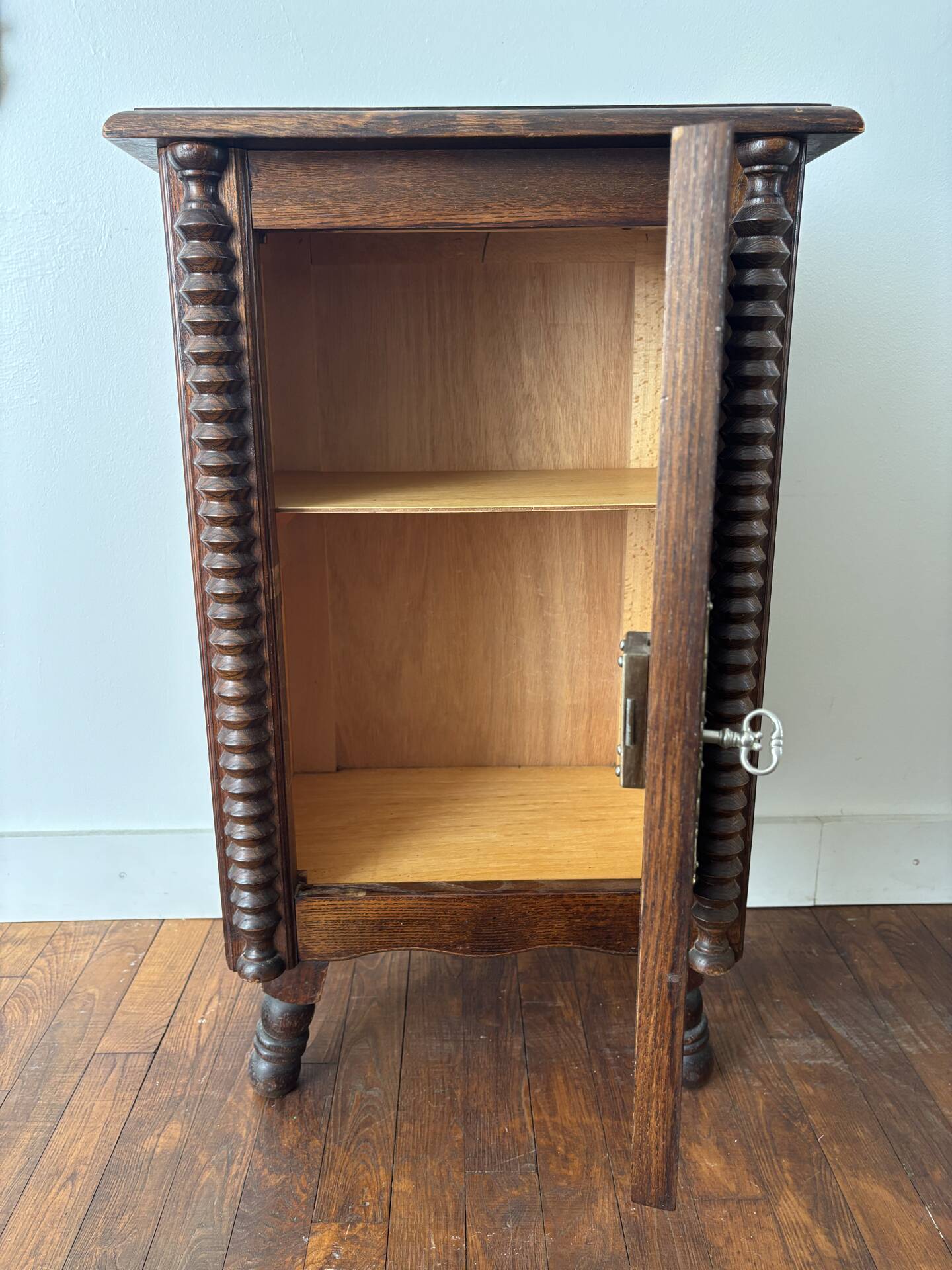 Meuble de rangement neo régionaliste 