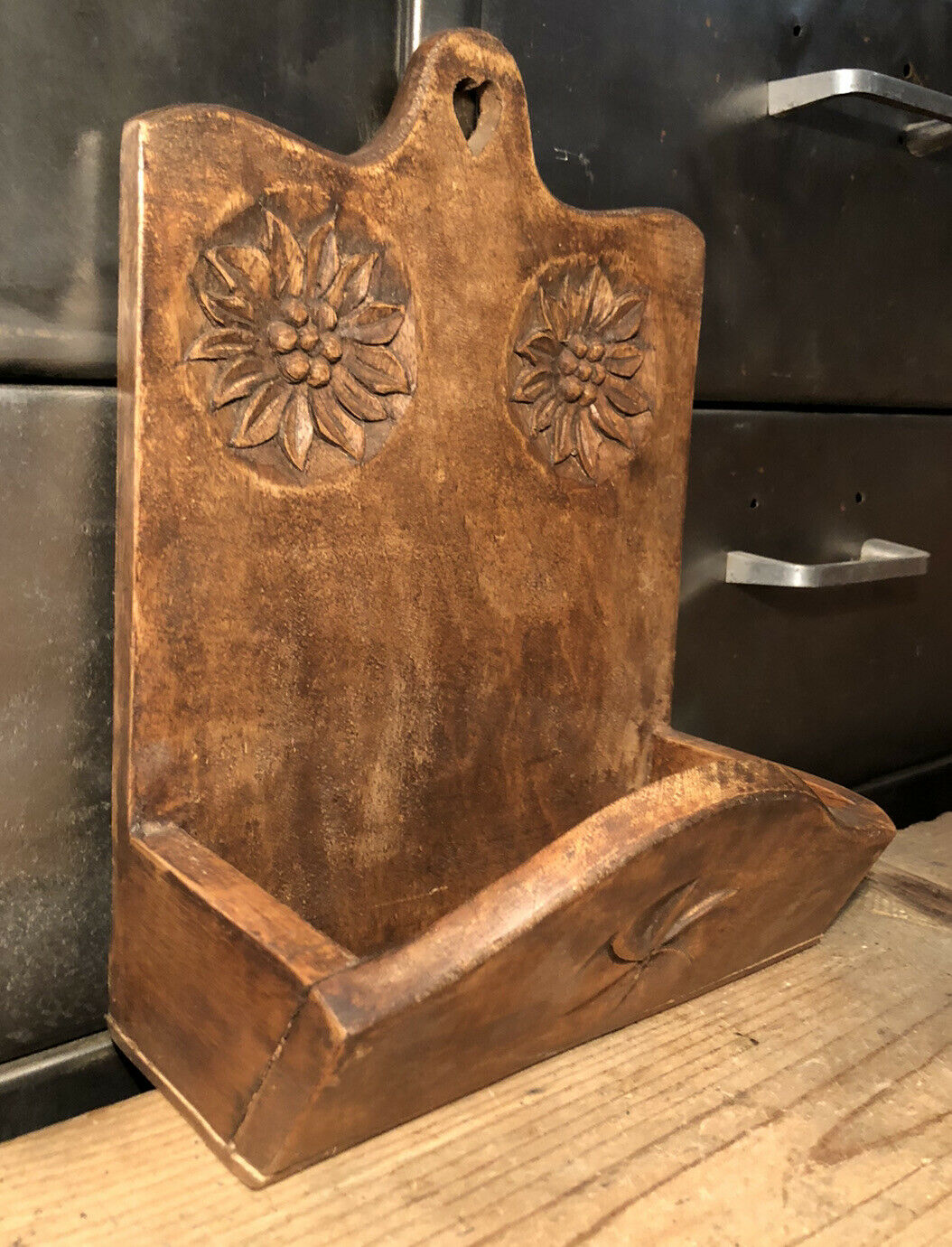 Porte objets mural sculpté en bois par Les sculpteurs du lac