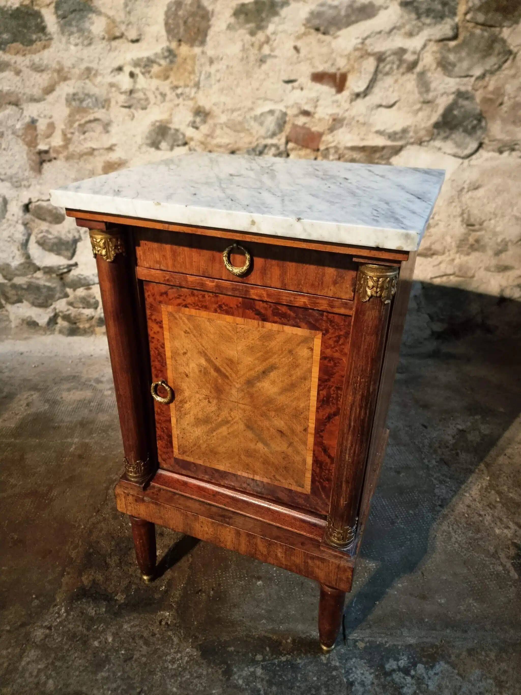 Table de chevet Empire français avec dessus en marbre