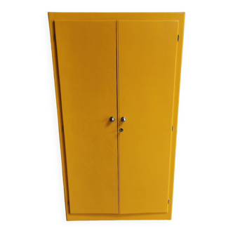 Armoire vestiaire parisienne