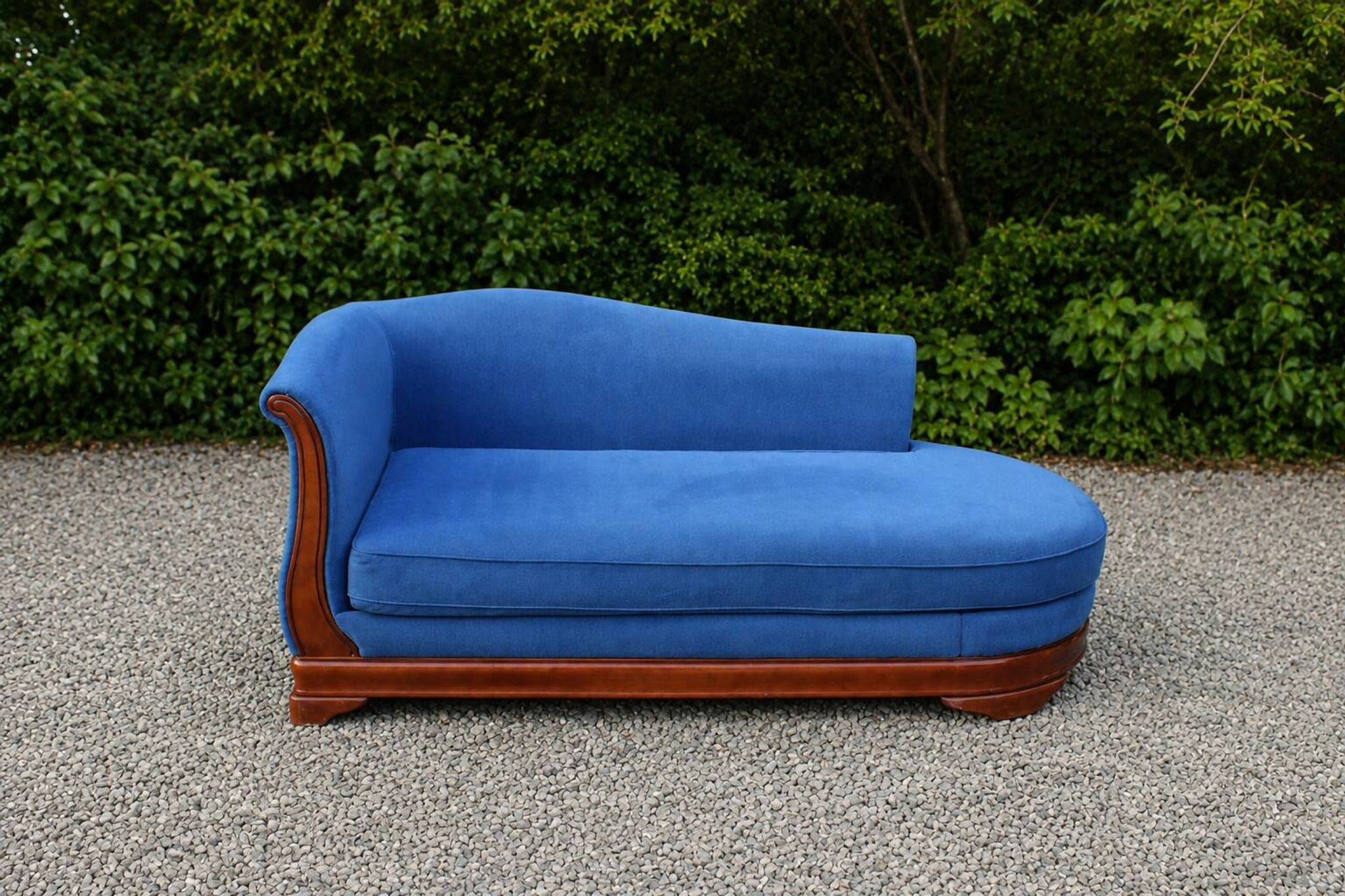 Large vintage cobalt blue chaise longue in fabric and wood – long chair 190