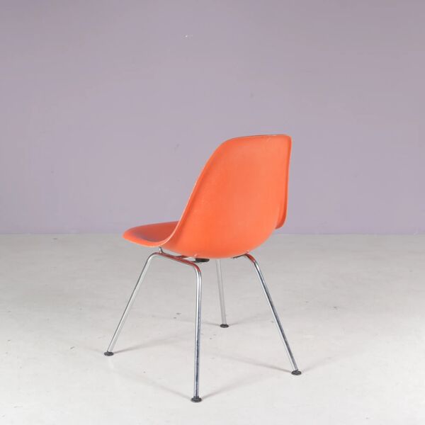 Chaises de salle à manger en fibre de verre orange des années 1960 Charles & Ray Eames / Herman Miller, USA
