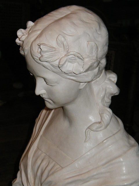 Bust of a woman art nouveau marianne style, beige patina very light