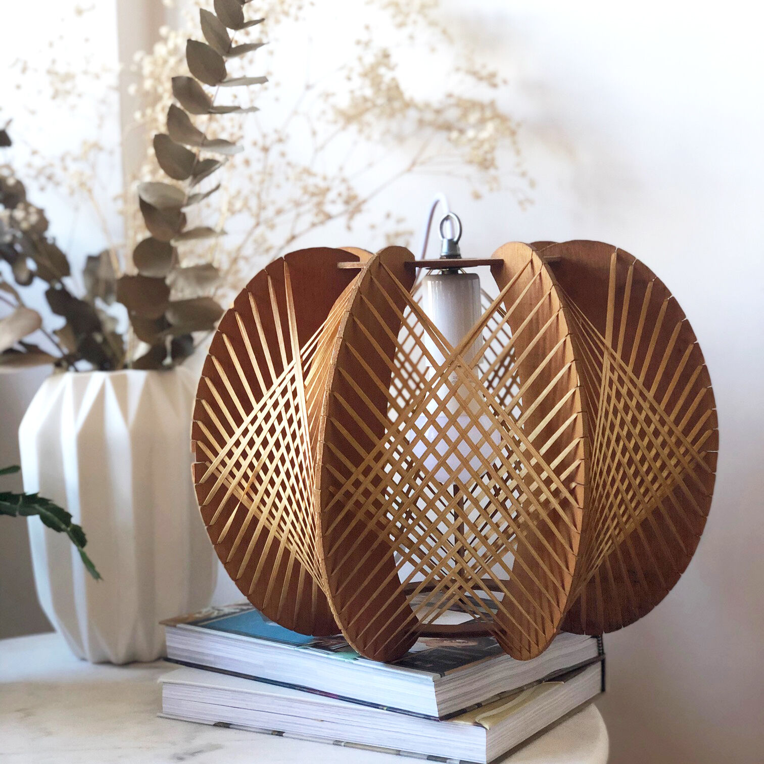 Scandinavian suspension of the 60s in raffia and wood