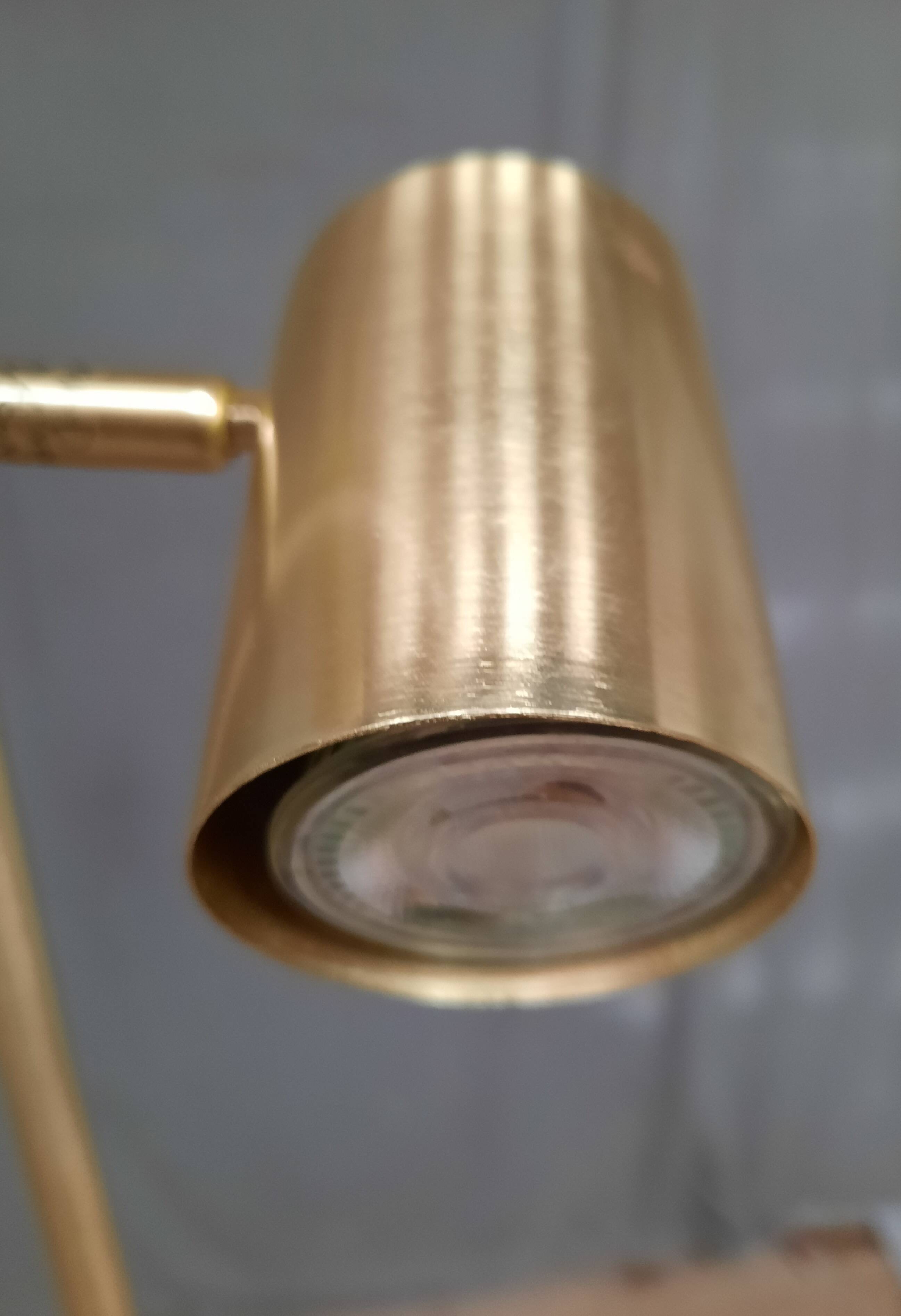 Lampadaire doré à 3 spots