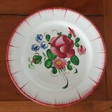 Lot de 2 anciennes assiettes en faïence de l’est, motif floral