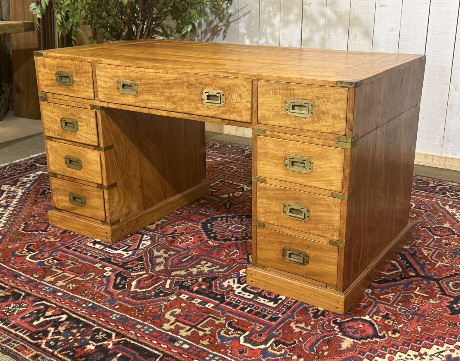 Bureau plat de style marine en acajou blond