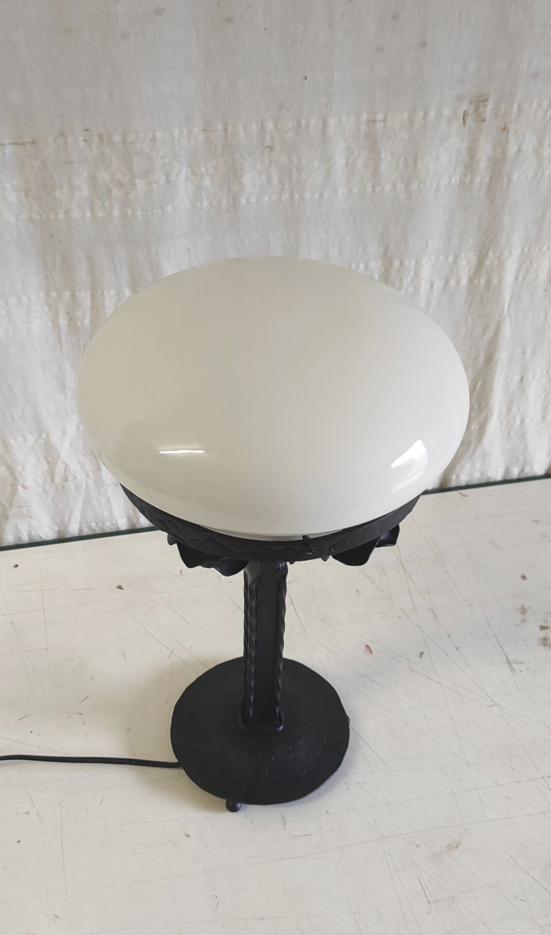 Art Deco table lamp in wrought iron and opaline - 1930s/40s