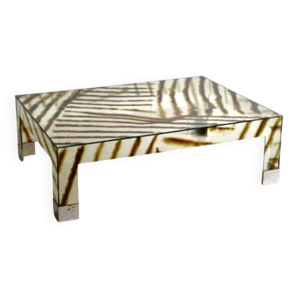 Une table basse en plexi zébrée