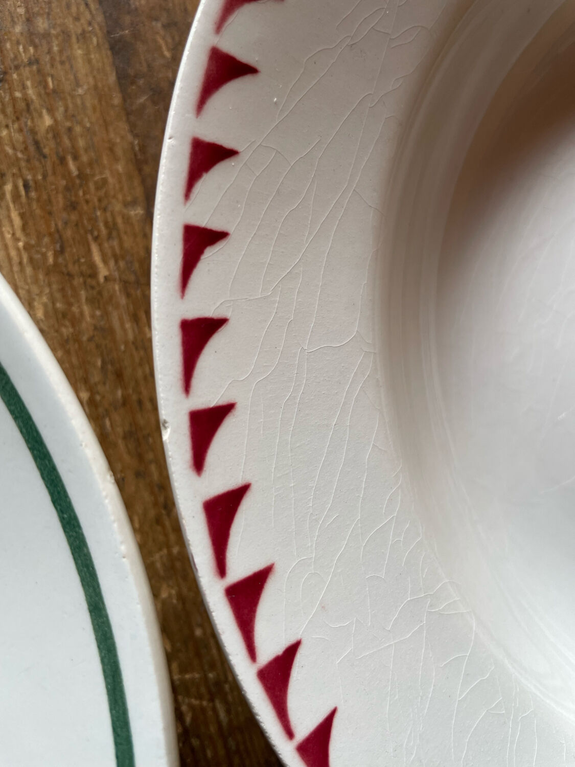 Mismatched plates l'Amandinoise