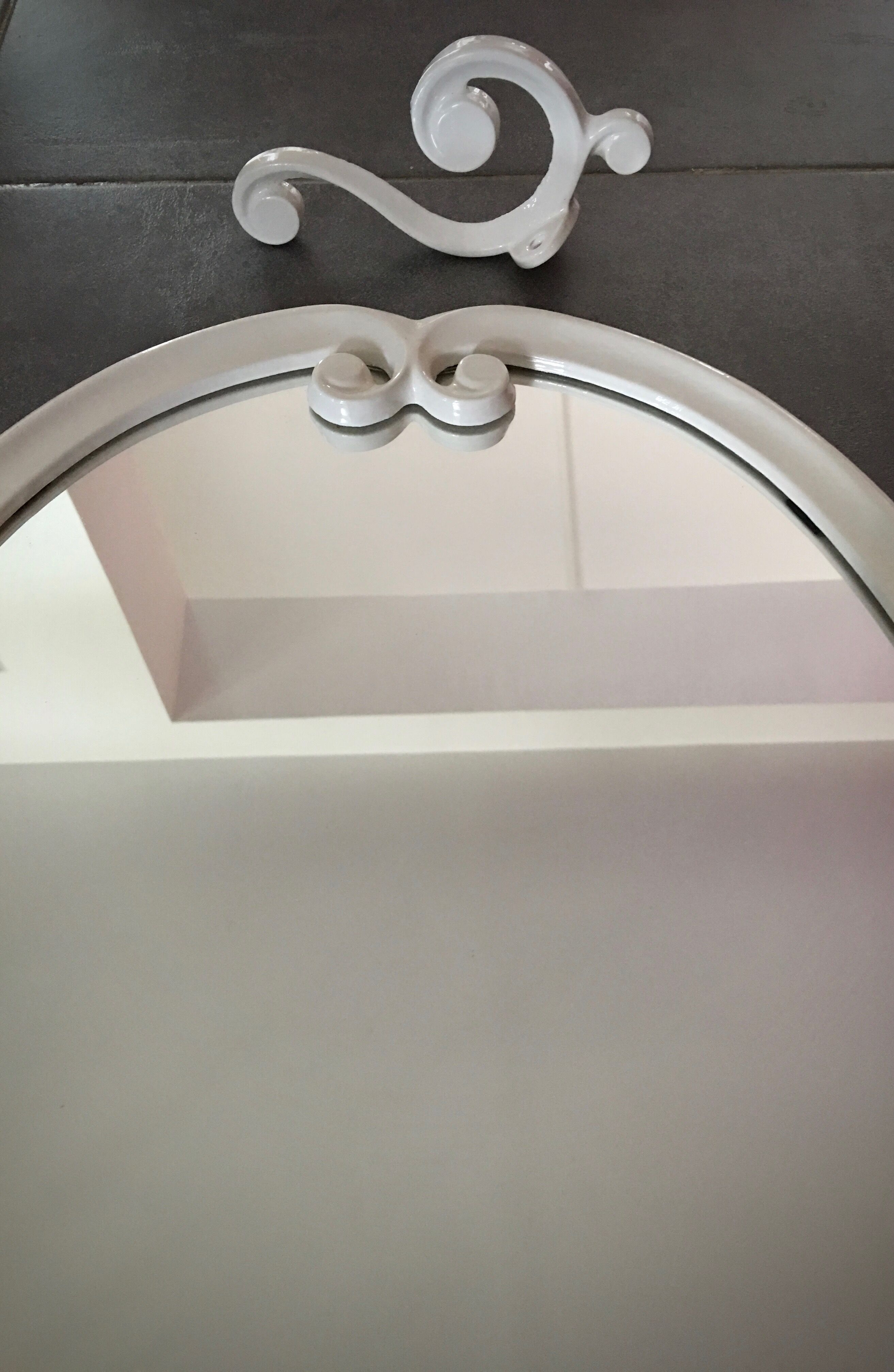 Oval mirror enamelled cast iron and its hook, circa 1950 39x49cm