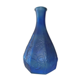 Bouteille en verre bleu, gravé moulé