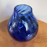 Vase en verre rond bleu cobalt avec nervures, verre semi-translucide soufflé à la main