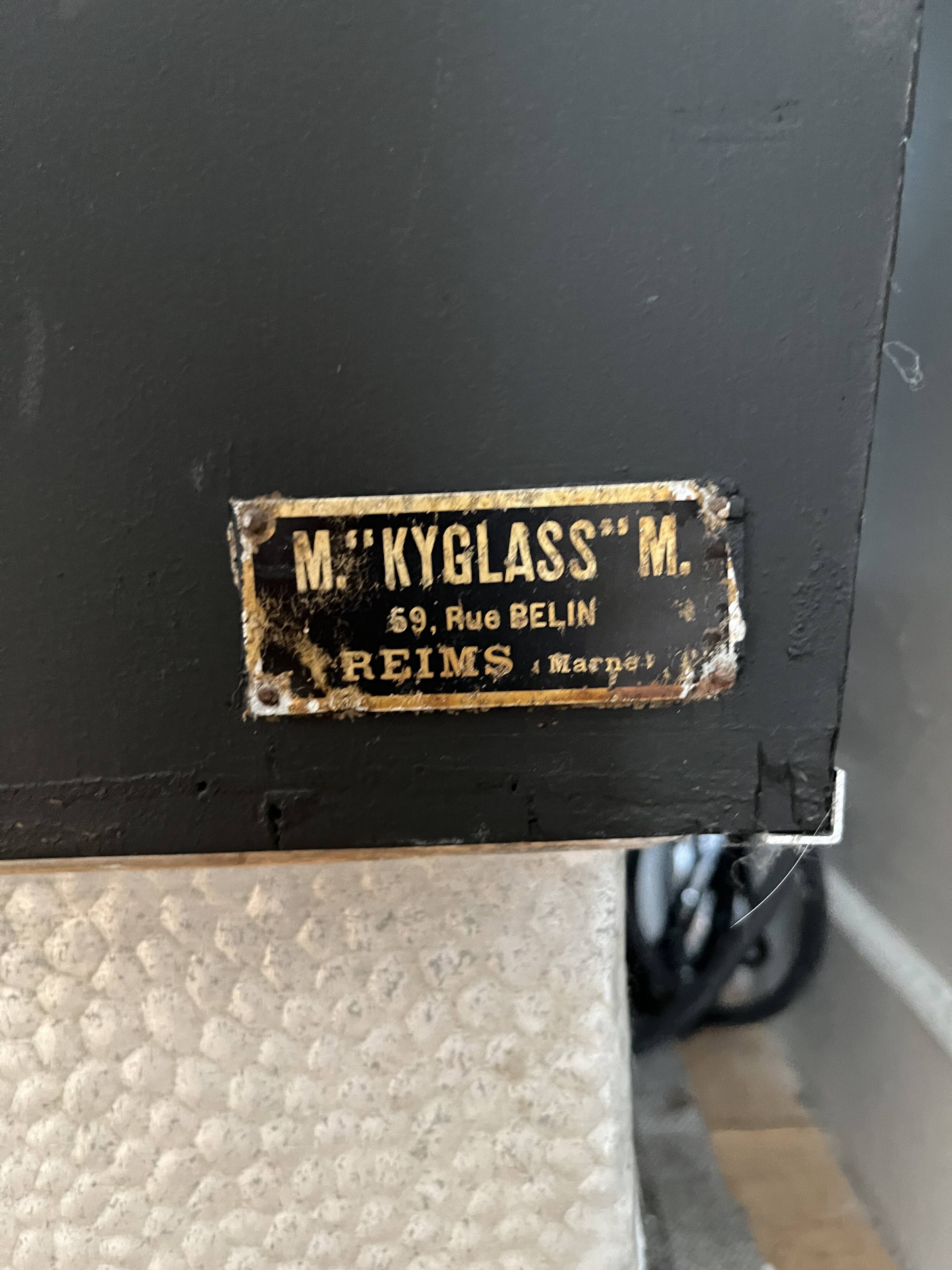 Interior bar m kyglass