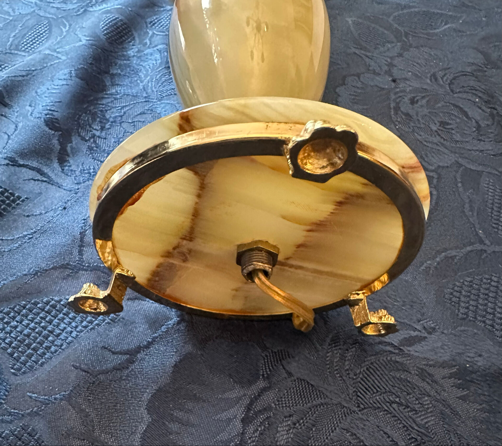Vintage desk lamp in onyx and brass, oil lamp style.