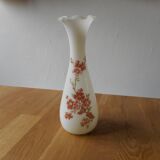 Vase en opaline blanche motif fleuri