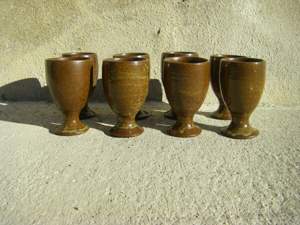 Huit verres à pied en grès vintage