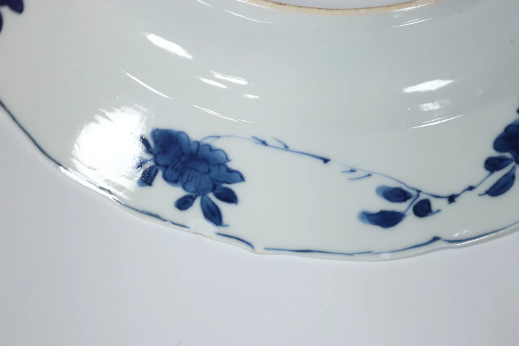 Chinese lobed dish with peony tree and fence – Kangxi, c.1700–1720