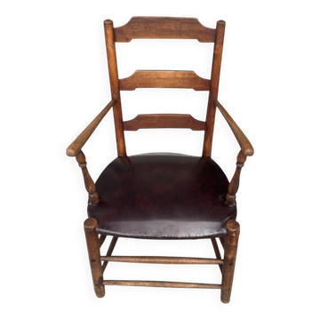 Antique rustic armchair in walnut and leather, 18th century.