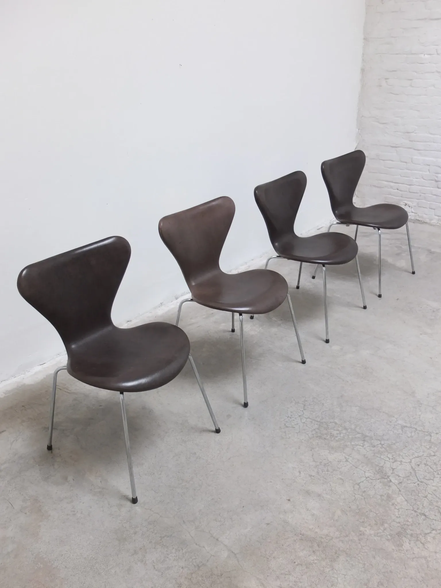 Set of 4 'Series 7' chairs in leather by Arne Jacobsen for Fritz Hansen, 1955