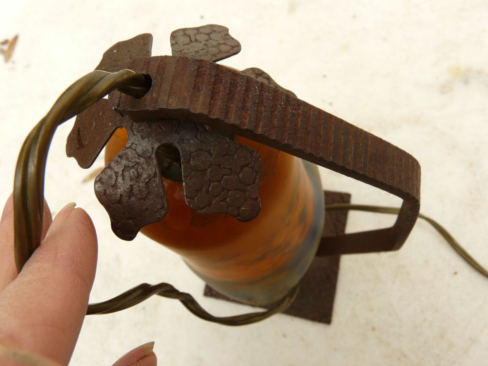 Art Deco lamp in glass paste and wrought iron with leaves