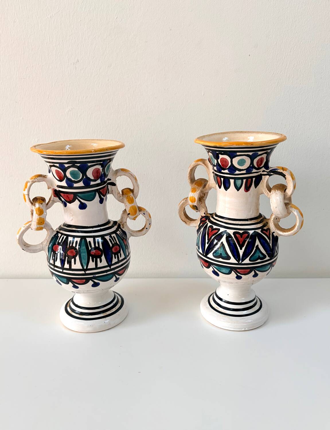 Paire de vases anciens en faïence / Poteries méditerranéenne à anneaux