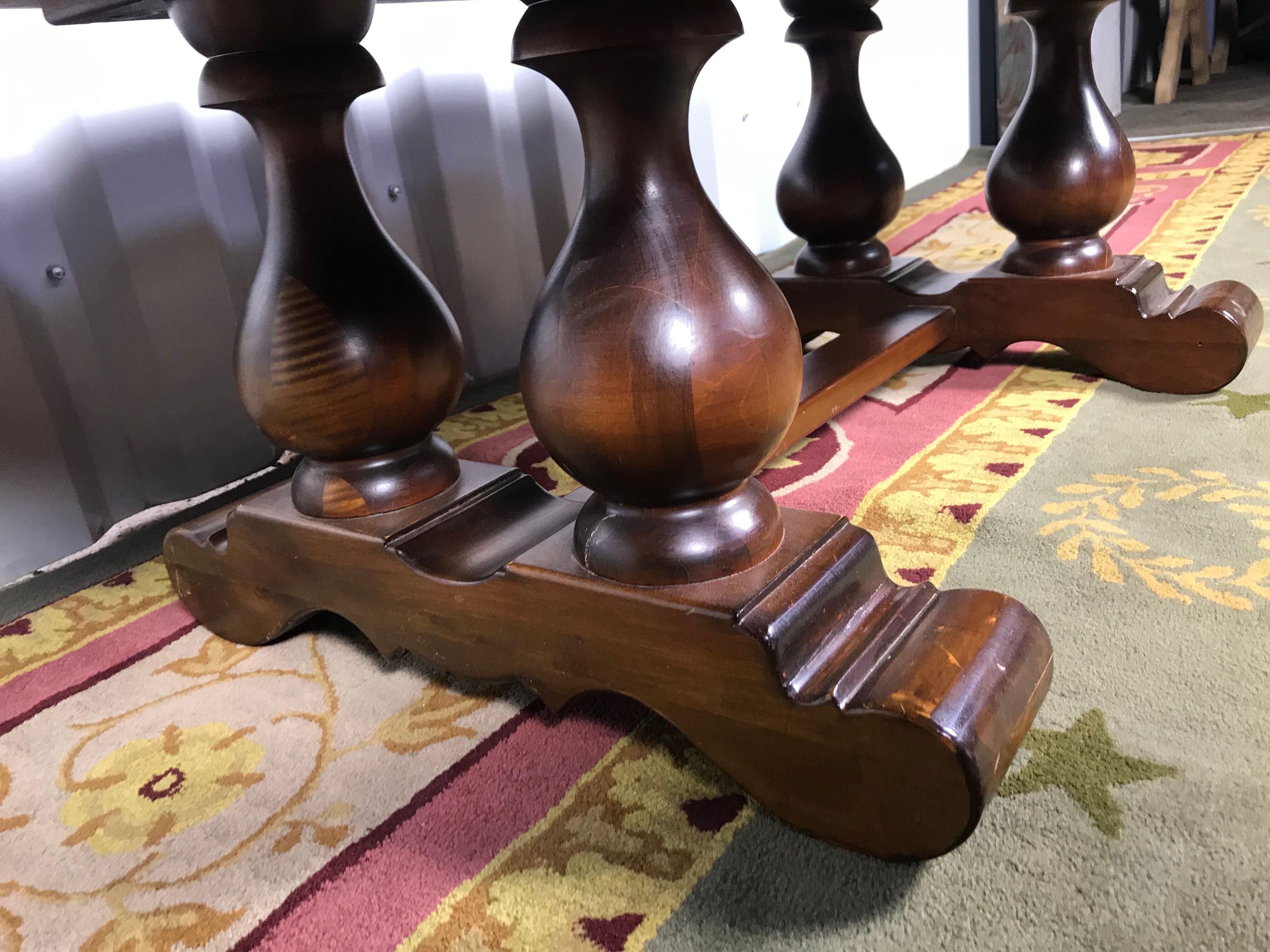 Rustic oval table in walnut crisscross