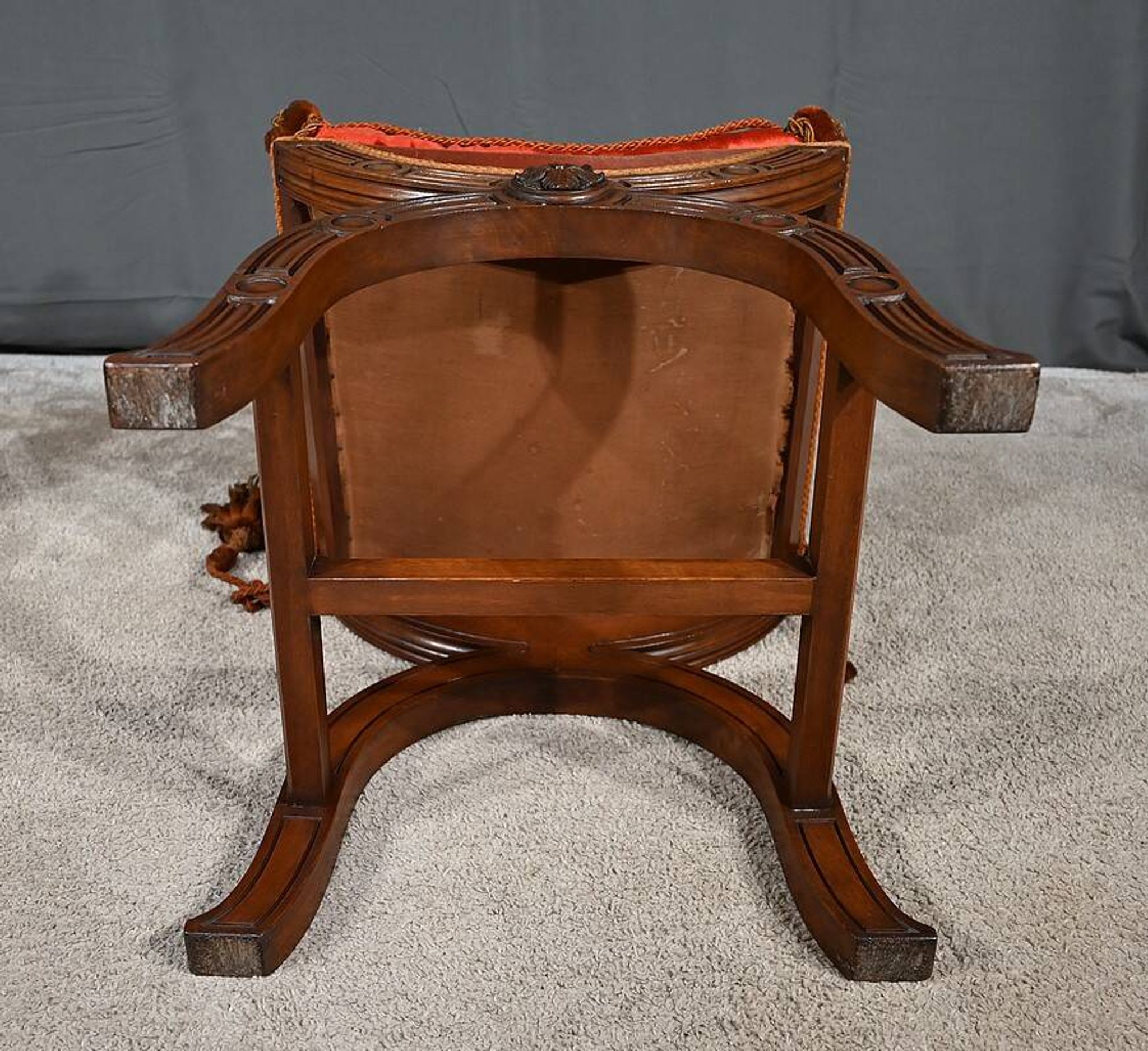 Chaise Curule en Noyer massif, goût Renaissance – Fin XIXe