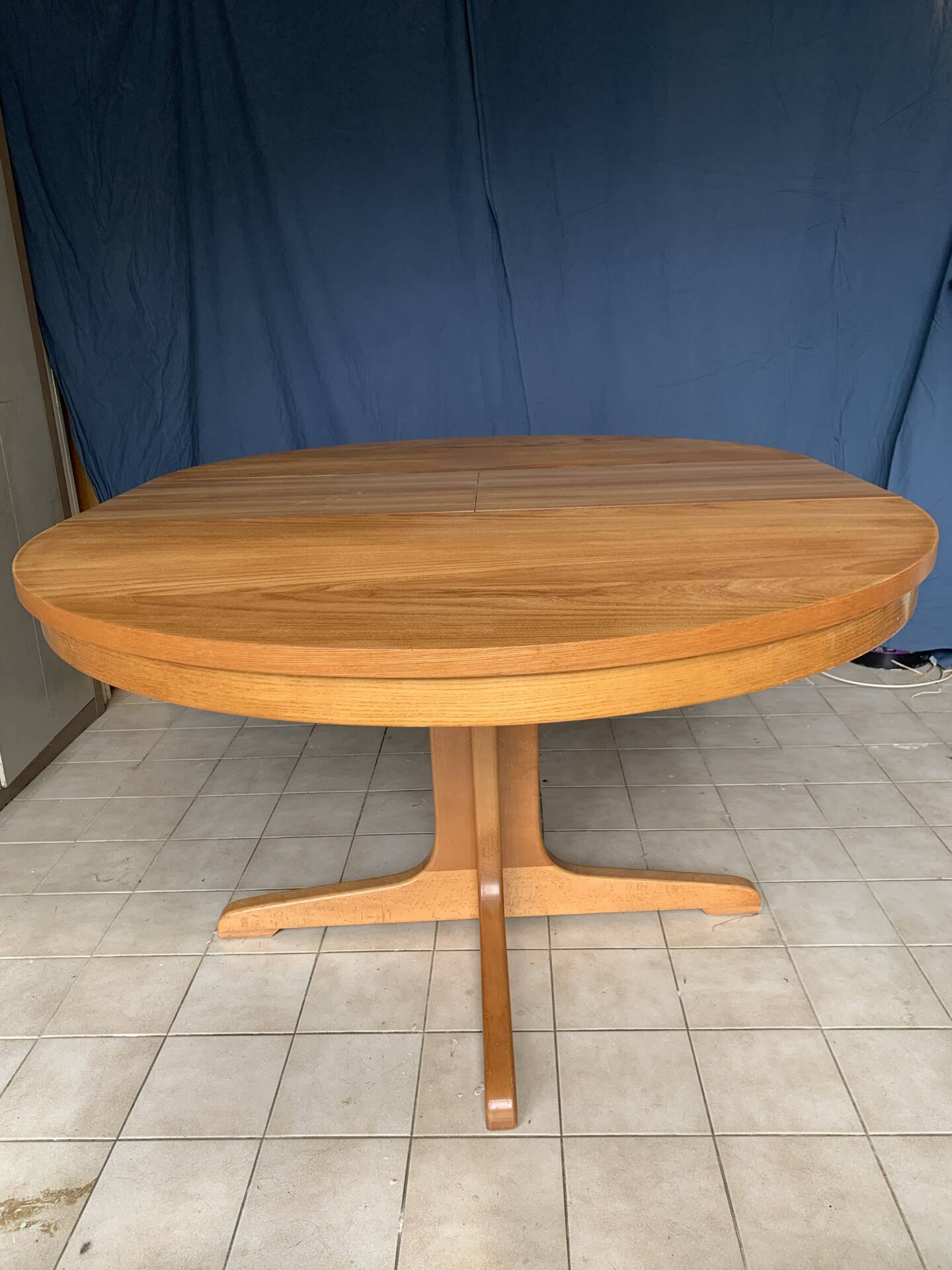 Table ronde en bois avec piétement style Baumann