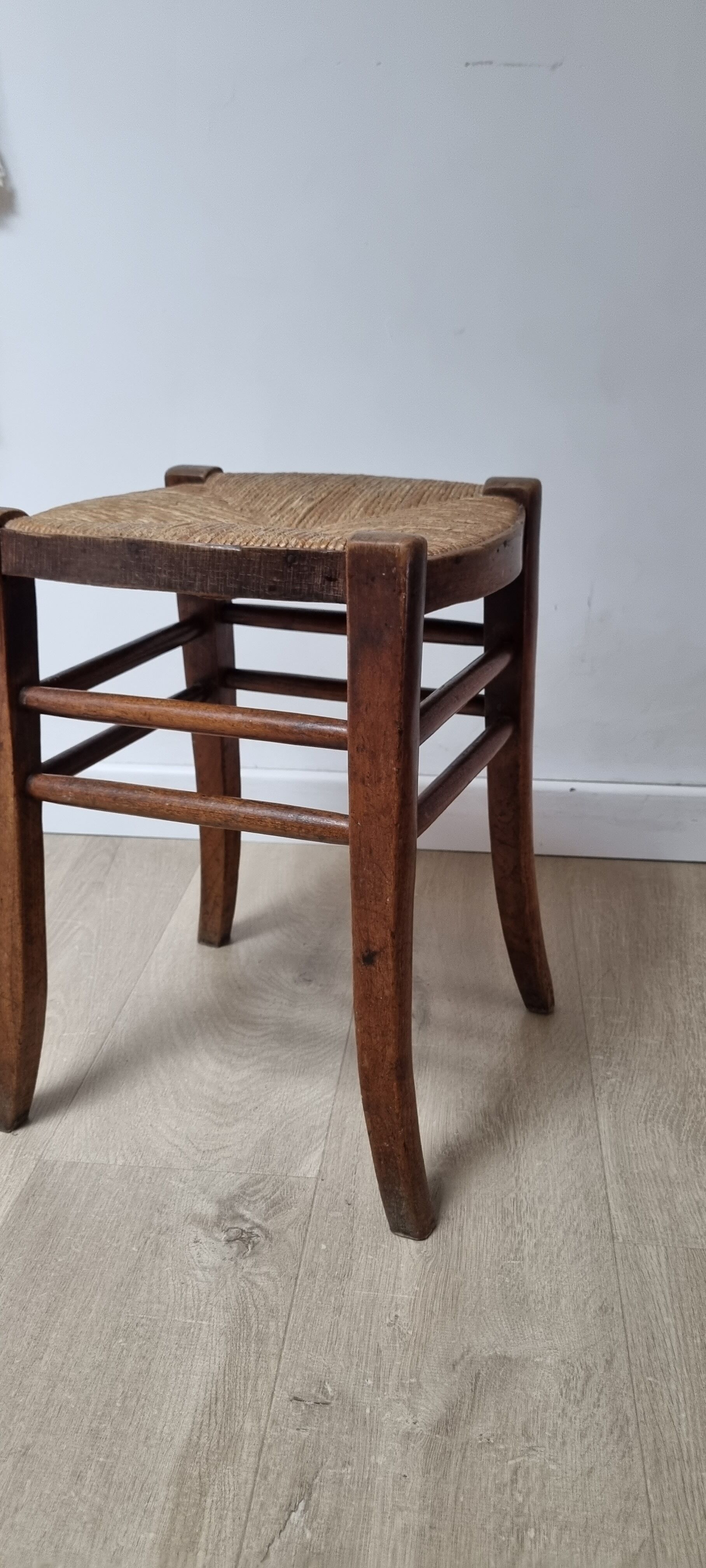 Tabouret ancien en paille et bois