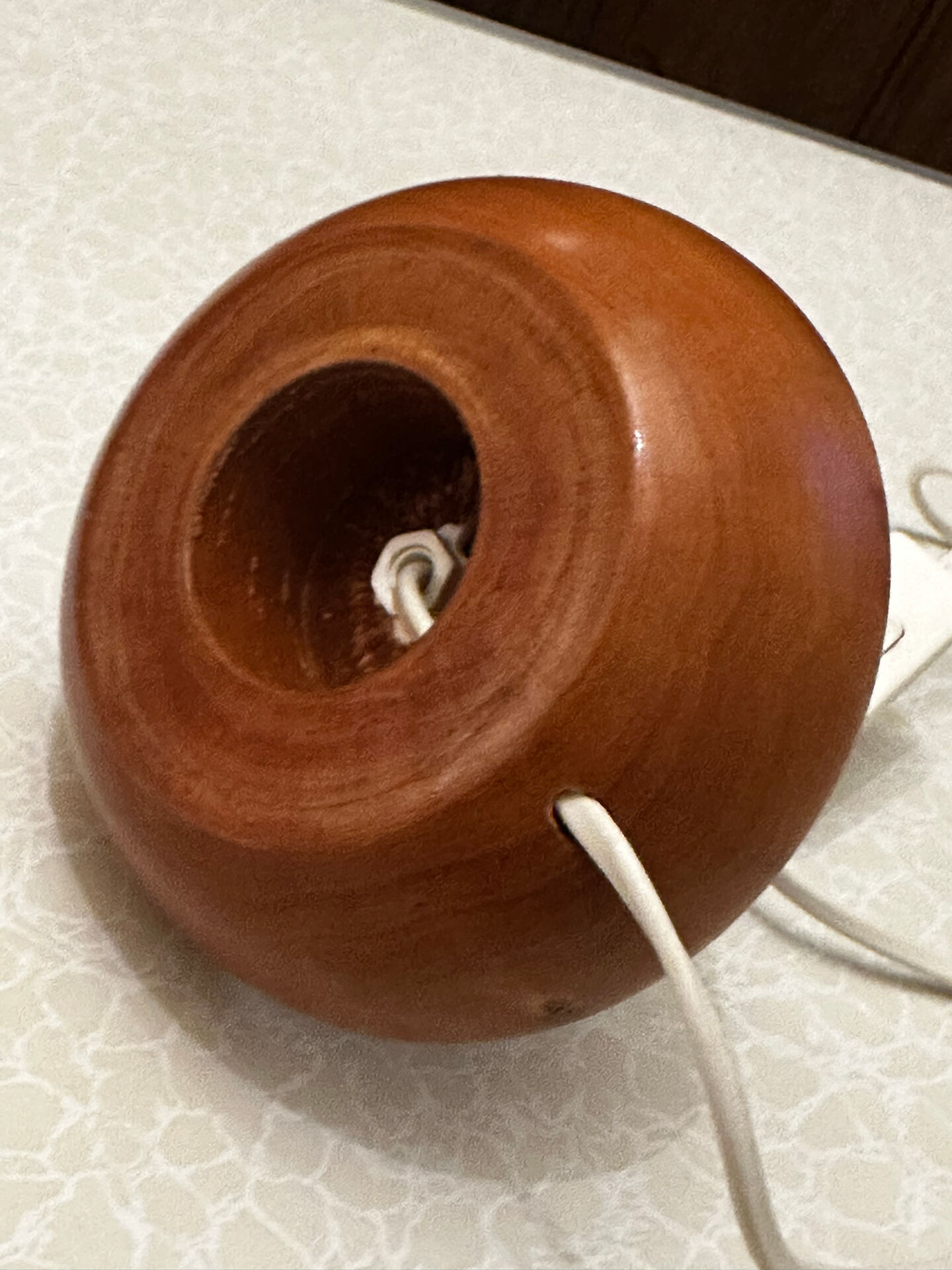 Petite lampe de table en bois massif tourné – années 80