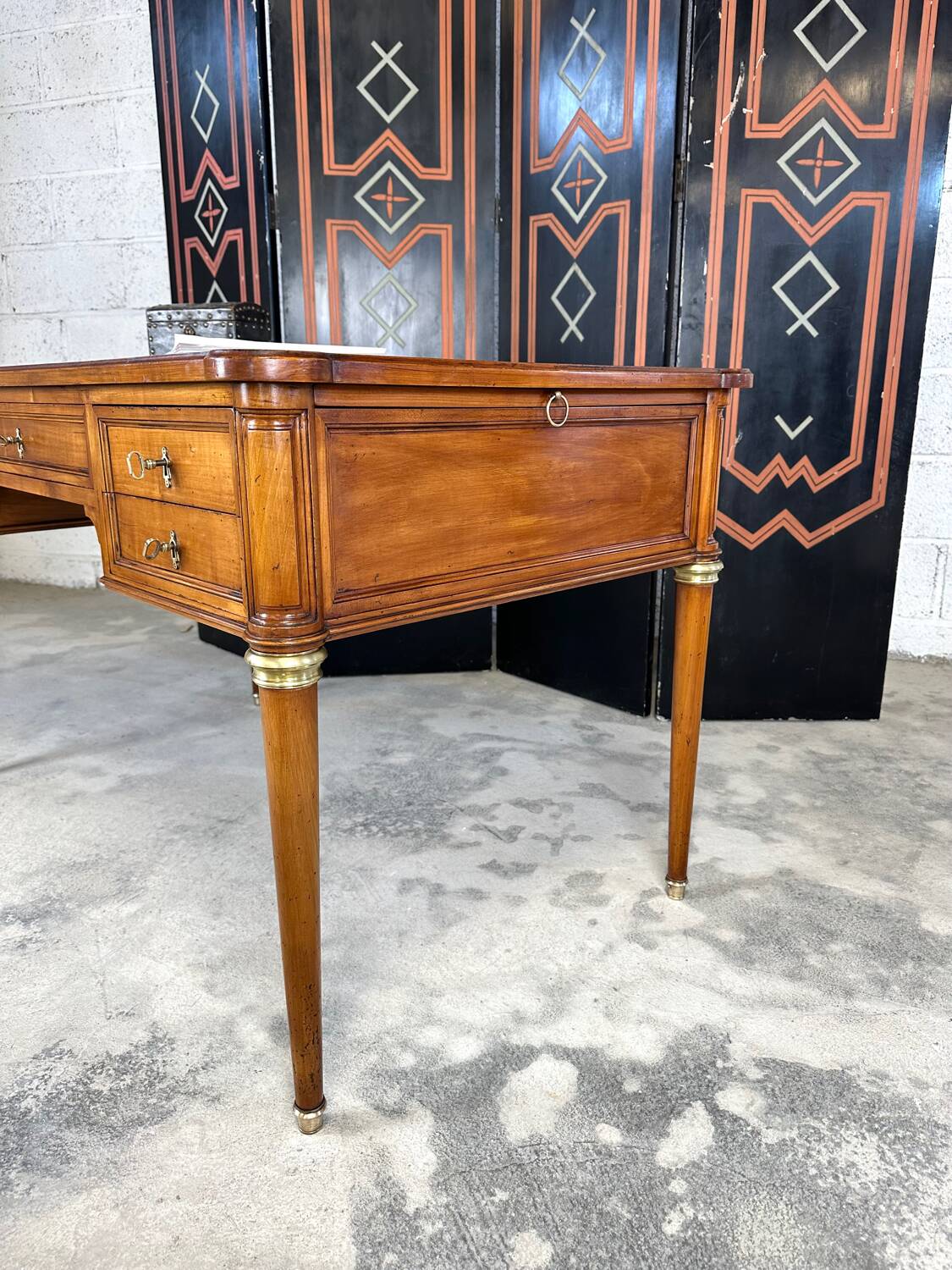 Bureau plat Louis XVI dessus cuir noir