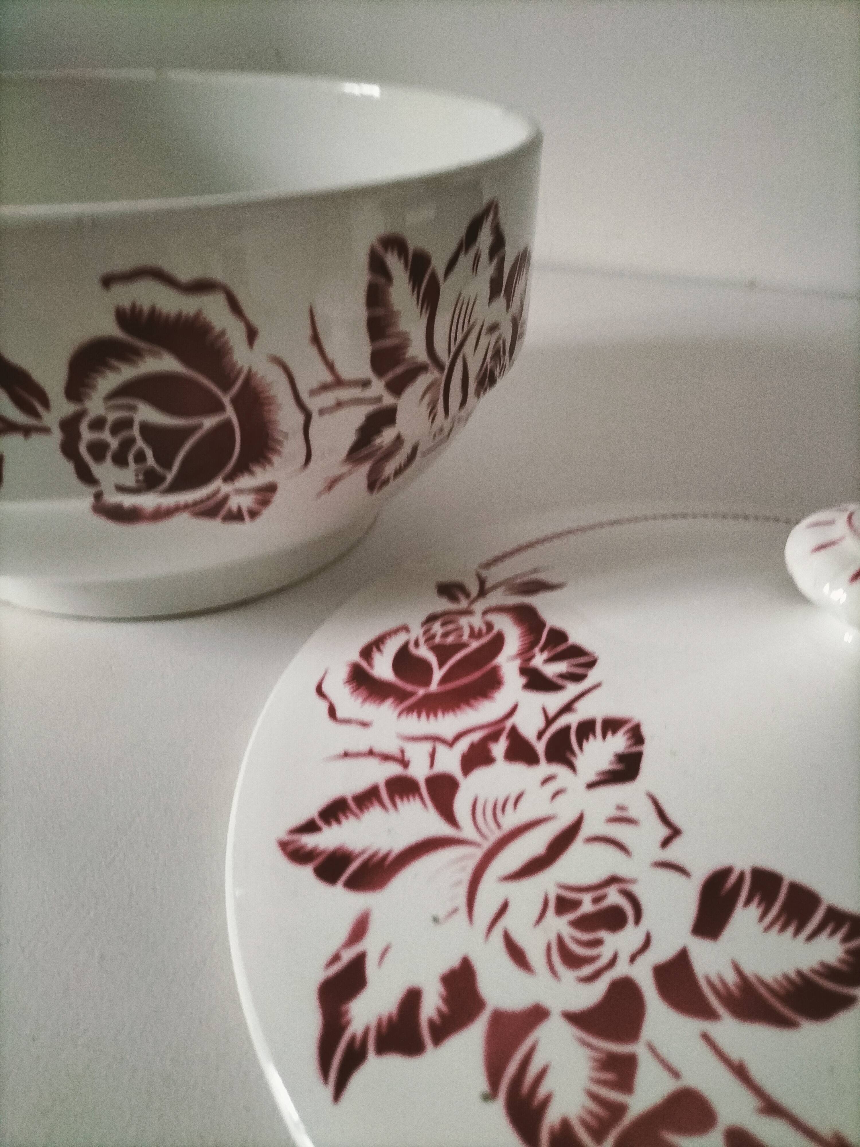 Digoin Sarreguemines Atlantic pattern tureen, deep red rose decoration