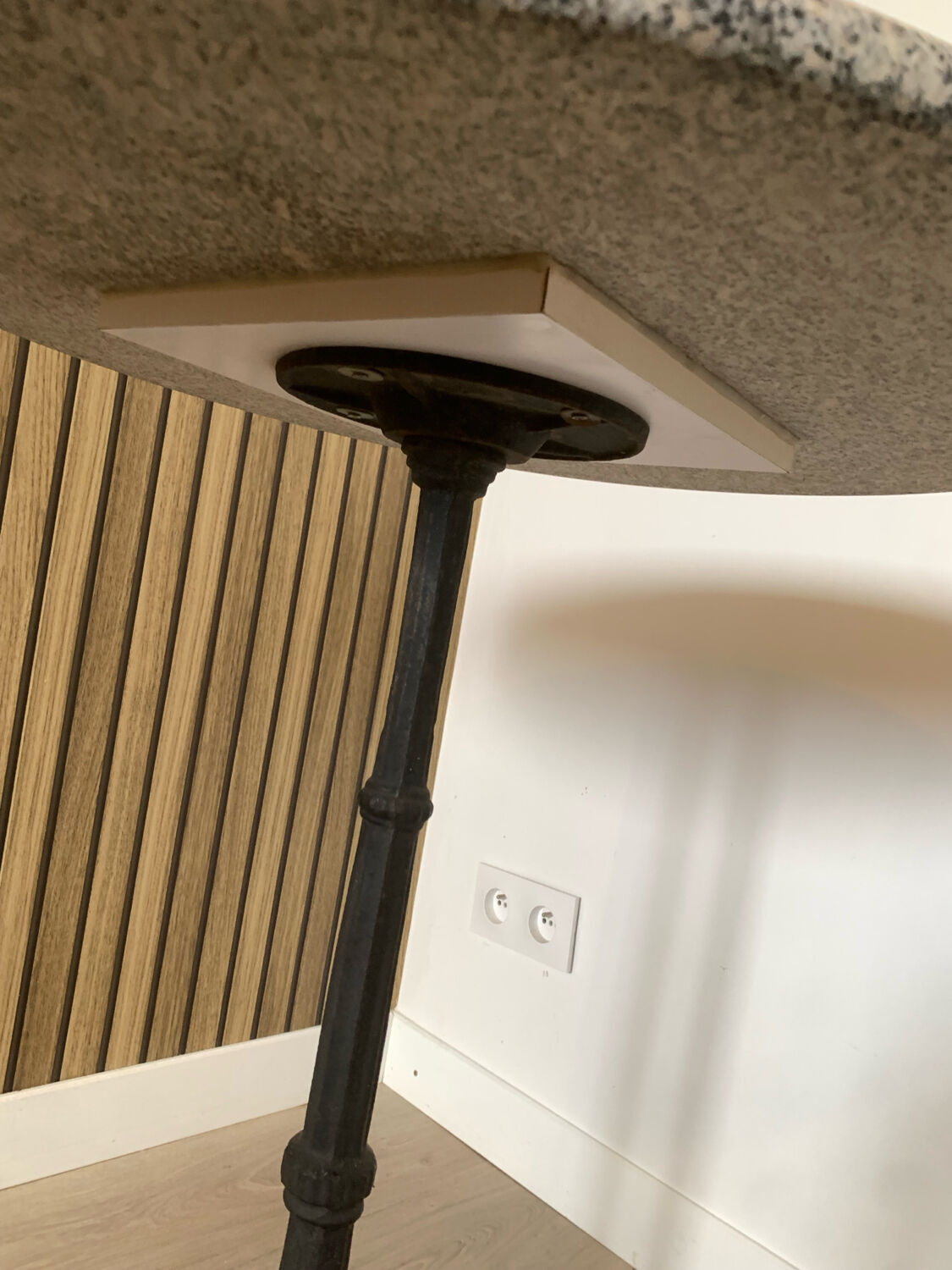 Bistro table in cast iron and granite