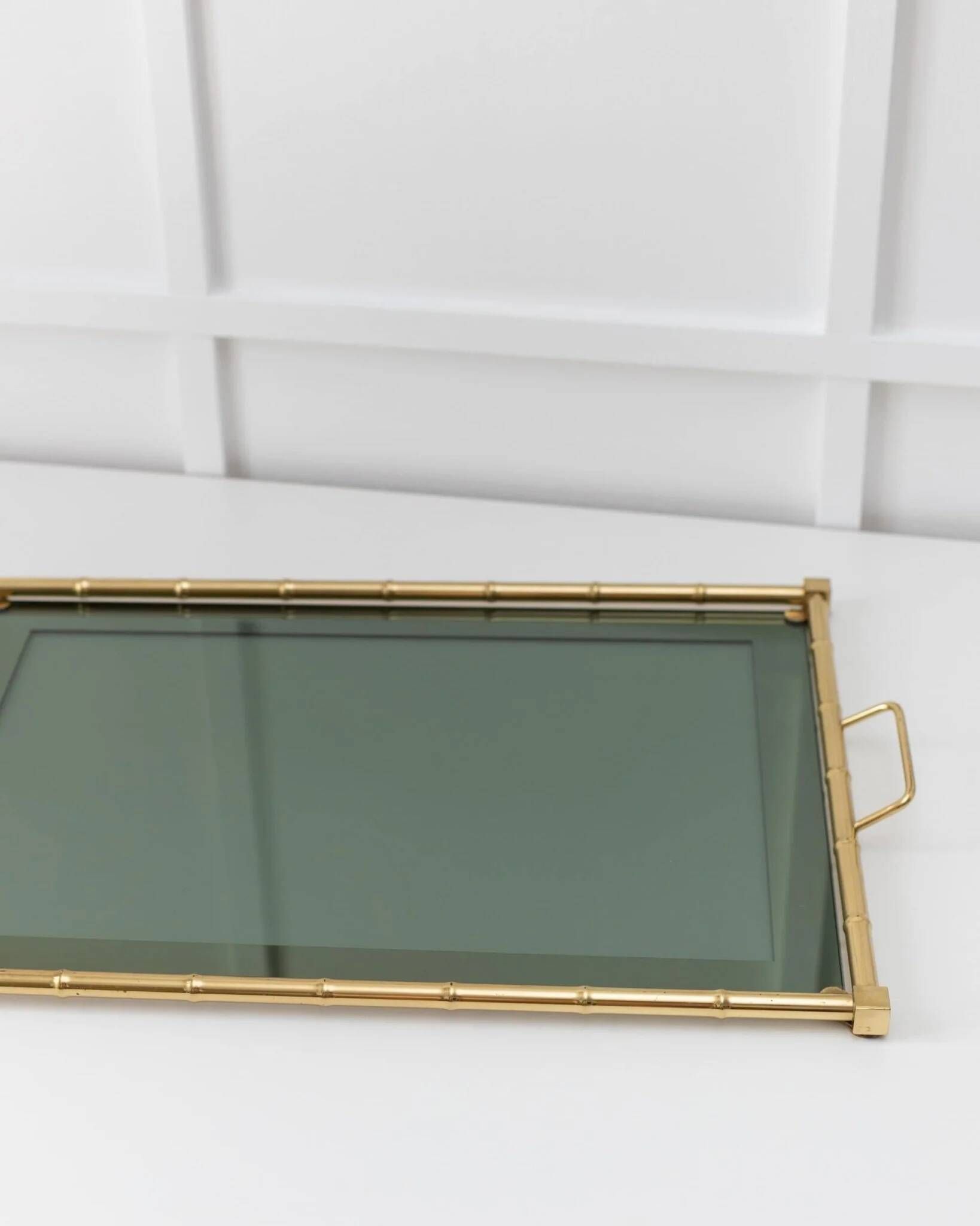 Plateau en bambou doré plaqué or avec insert en verre fumé – Hollywood Regency, années 1960