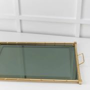 Plateau en bambou doré plaqué or avec insert en verre fumé – Hollywood Regency, années 1960