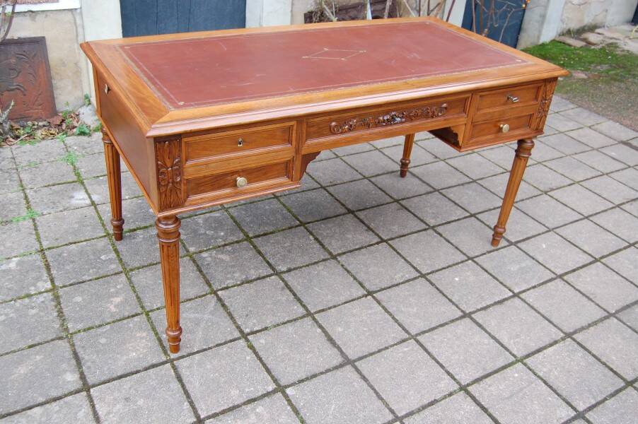 Napoleon III desk in Louis XVI style made of walnut from the late 19th century.