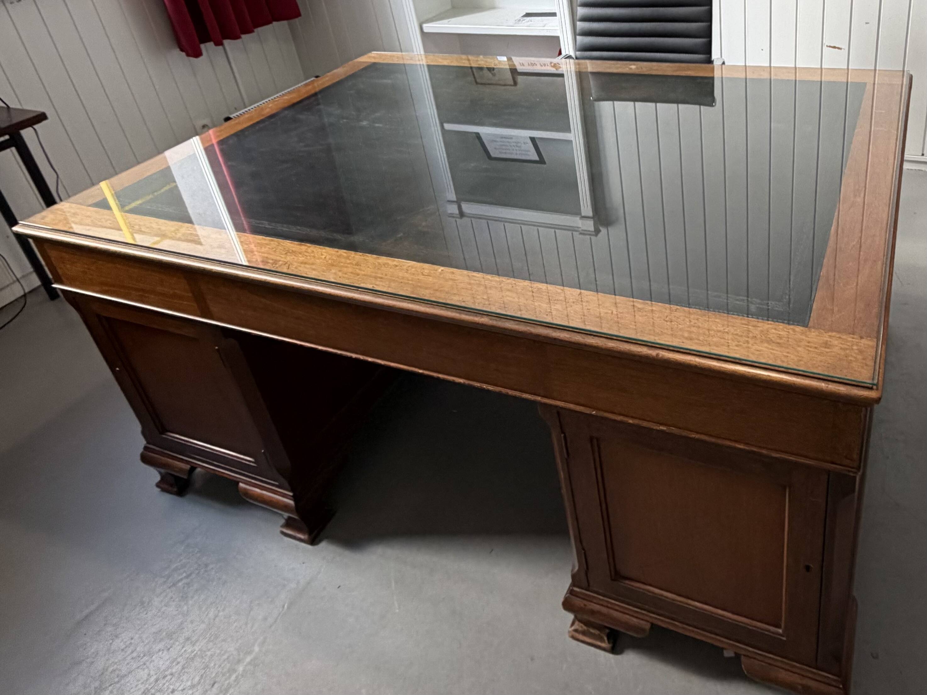 Bureau de ministre double face