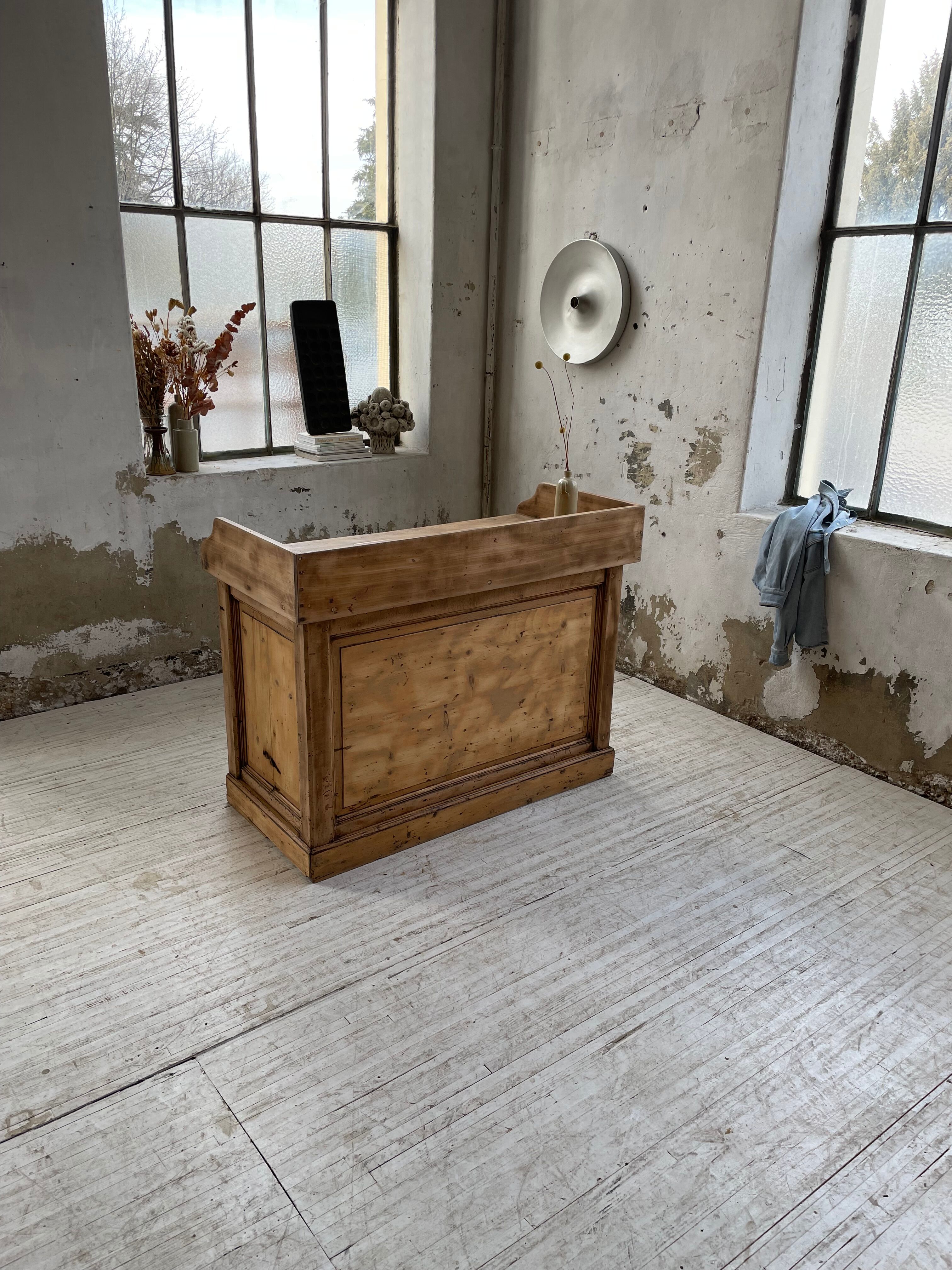 Trading counter central island pine