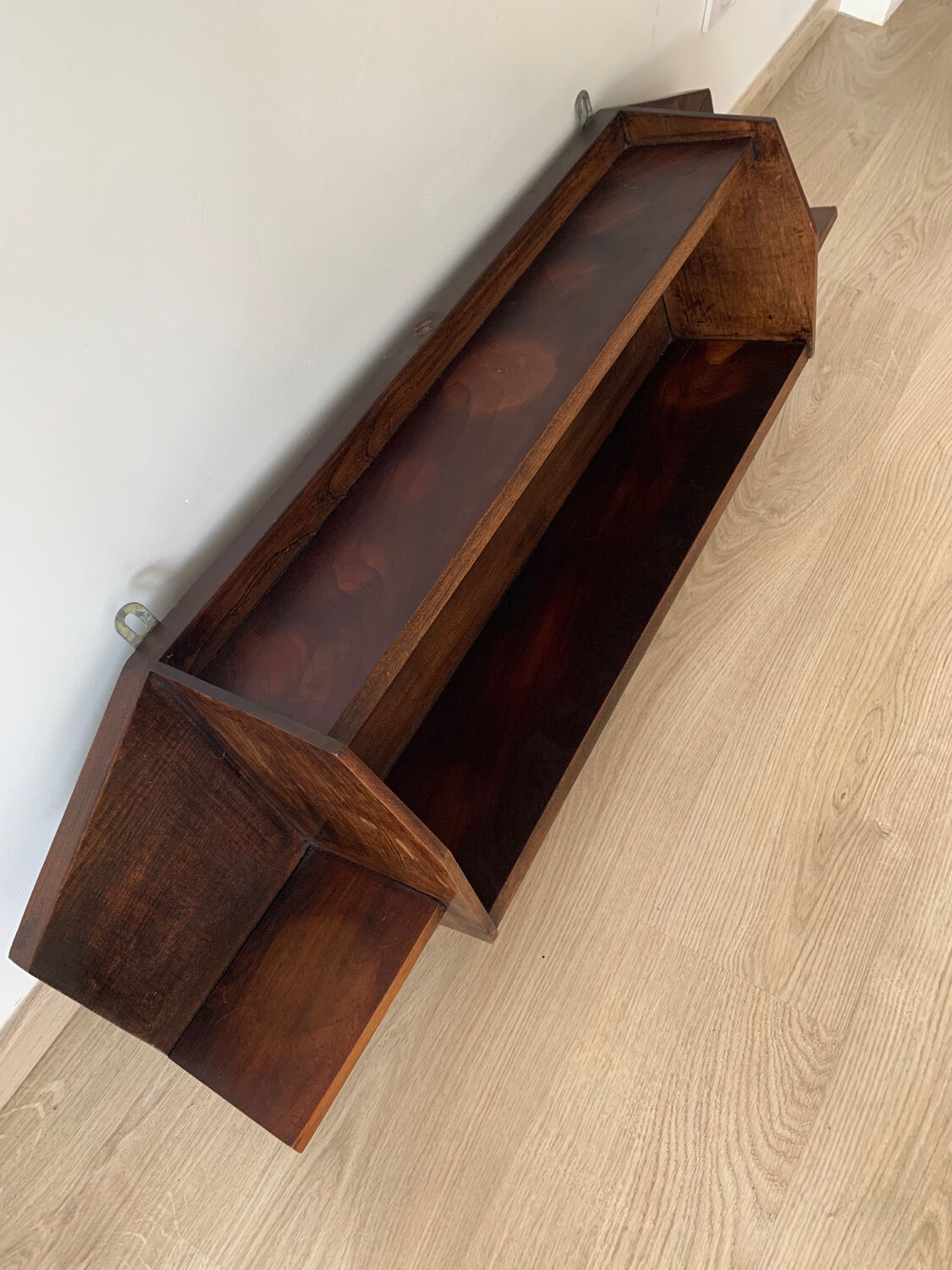 Wall shelf in wood