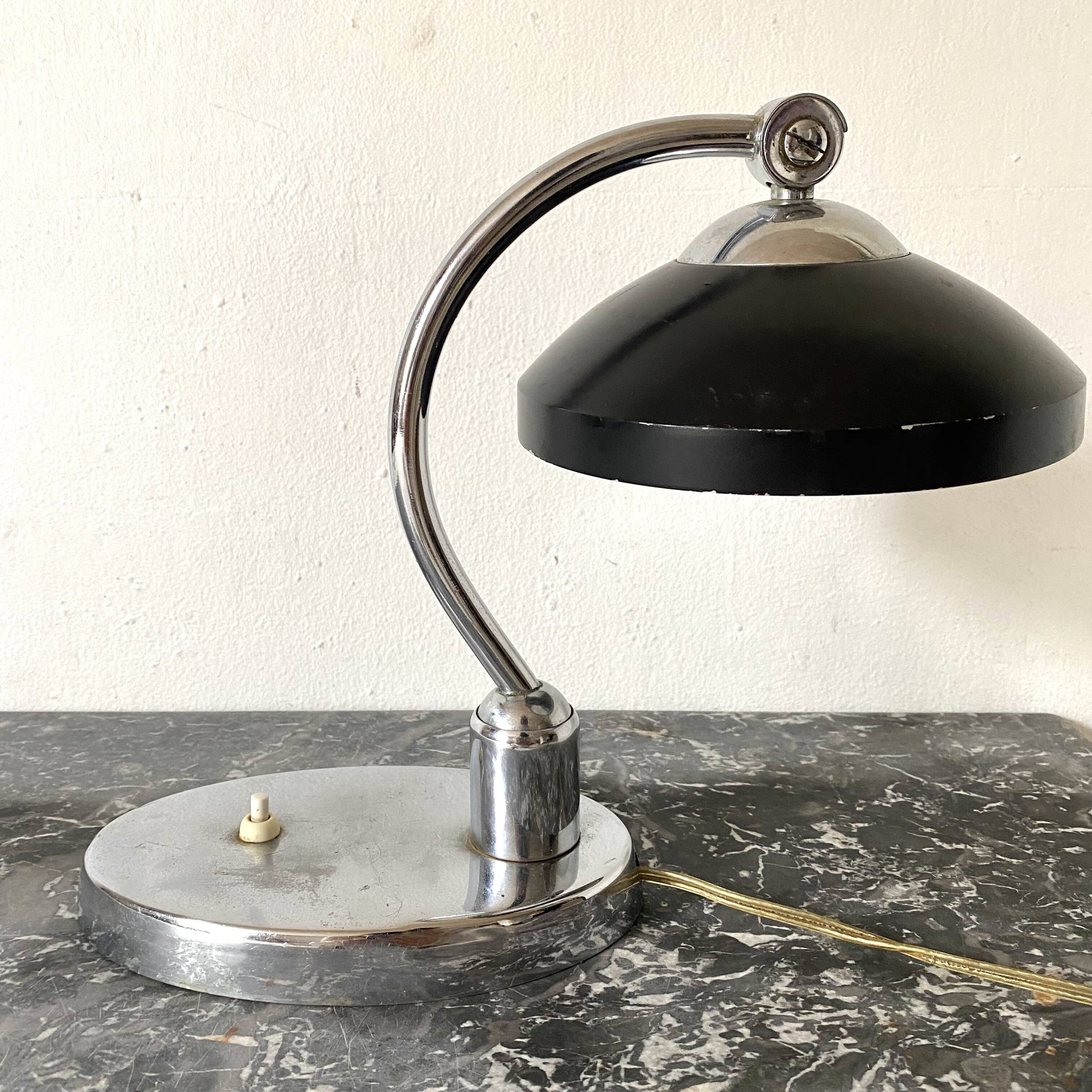 Adjustable art deco lamp