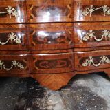 Commode en marqueterie dites tombeau avec poignées en bronze