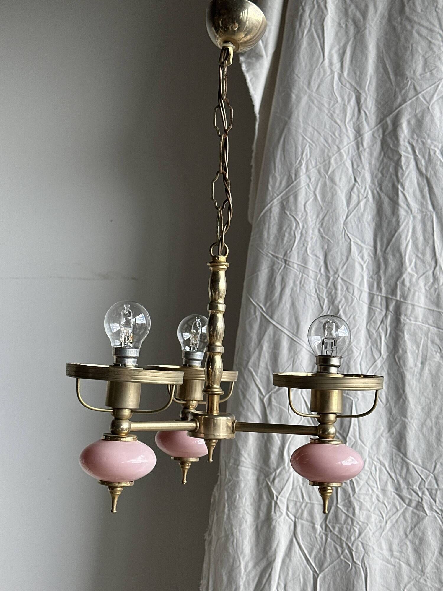 Petit lustre rose et doré à 3 bras de lumières