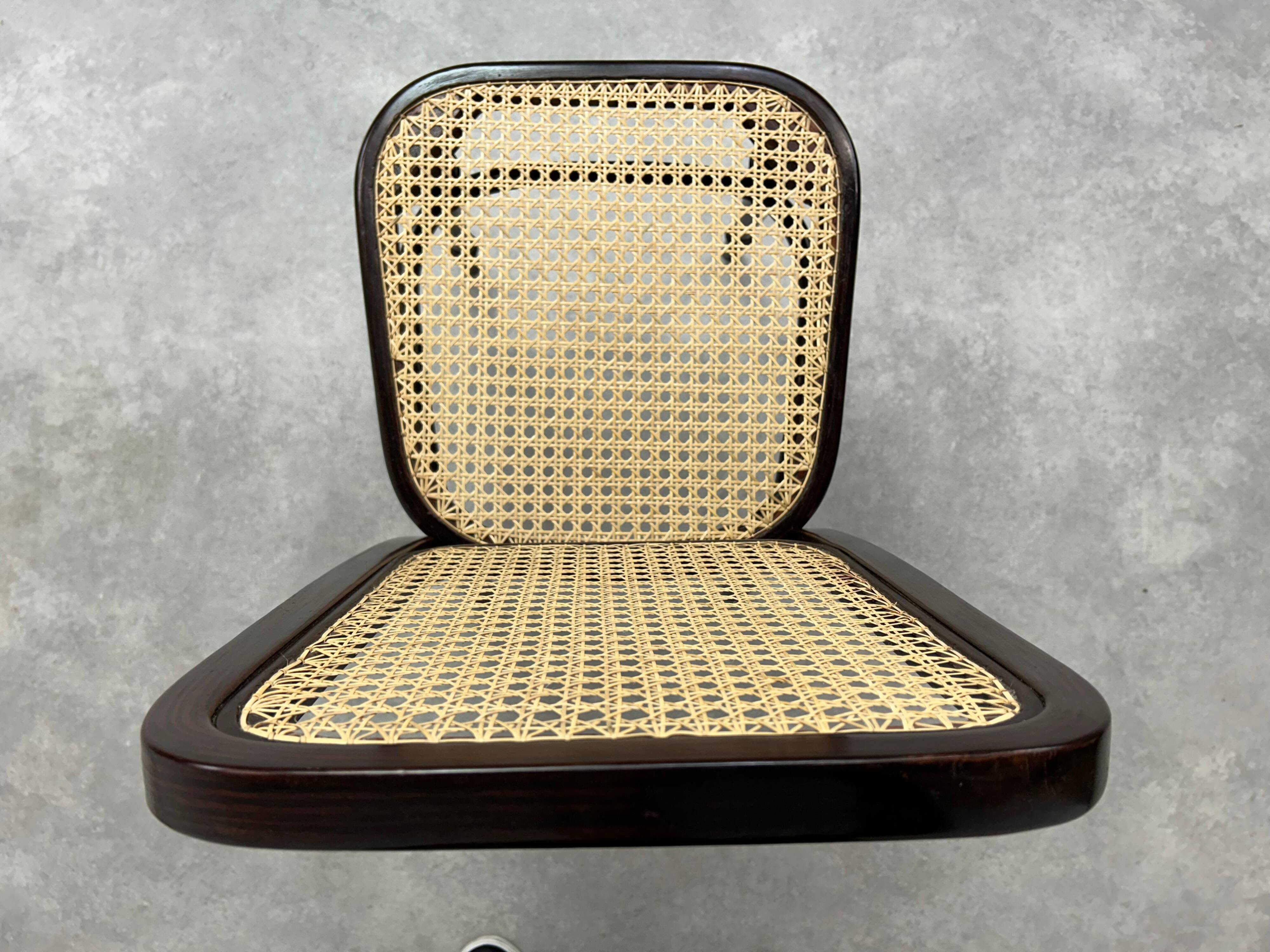 Set of 4 bentwood dining chairs by Thonet.