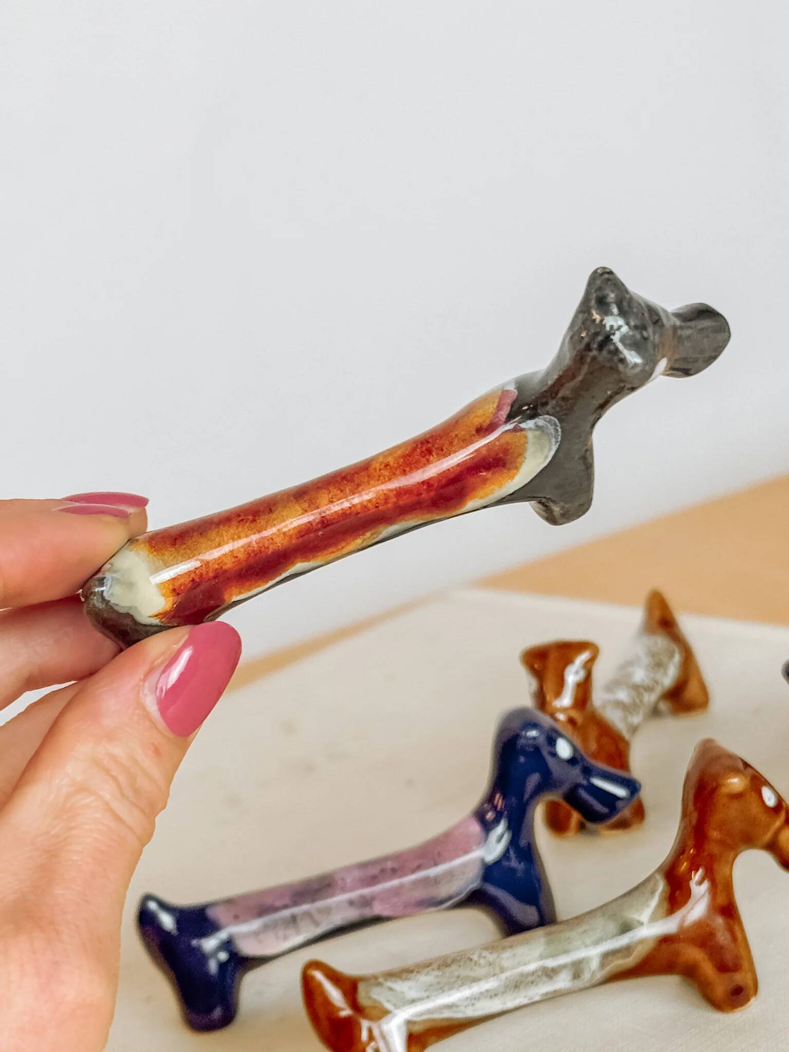 Lot de 6 repose-couteaux teckel en céramique émaillée